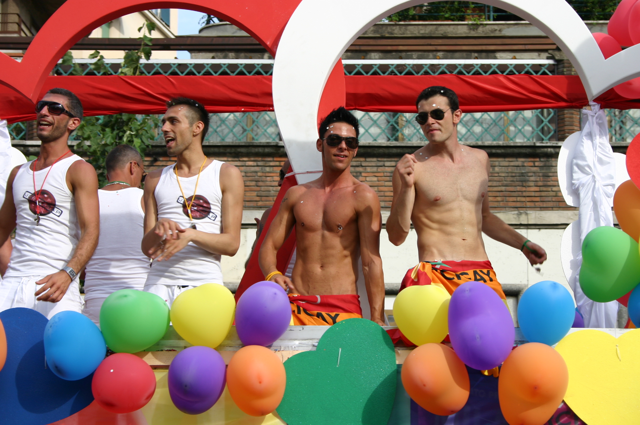 Carro_Arcigay_MI_-_Gay_Pride_nazionale_di_Roma_16-6-2007_-_Foto_Giovanni_Dall'Orto_5
